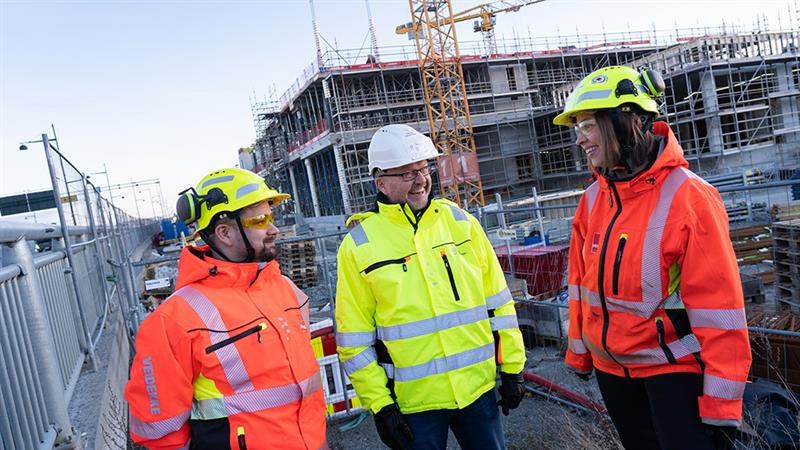 Kåre Engan (f.v.), fagsjef for bærekraftige bygg i Trøndelag fylkeskommune, Torger Mjønes og bærekraftsleder i Veidekke, Camilla Nørholm Harsjøen (Foto: Trøndelag fylkeskommune).