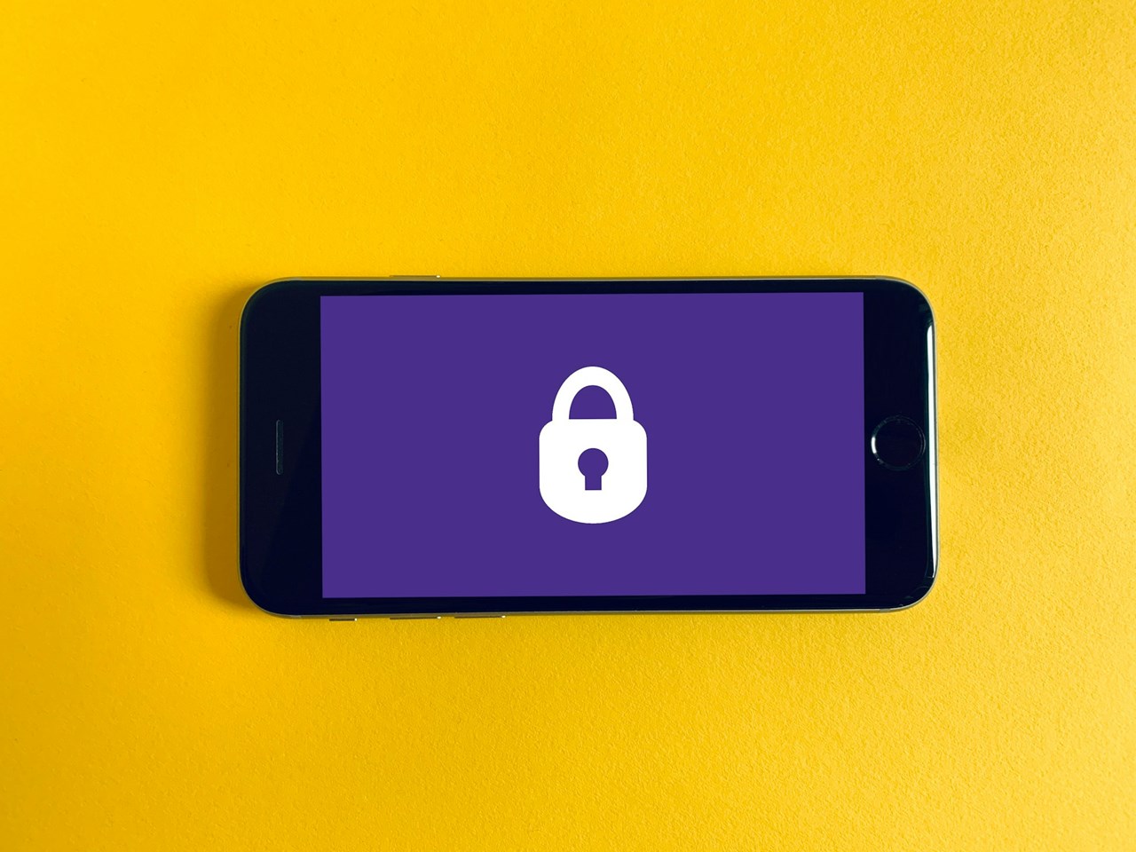Bilde av en smarttelefon med hengelåssymbol på skjermen. Foto: unsplash.com