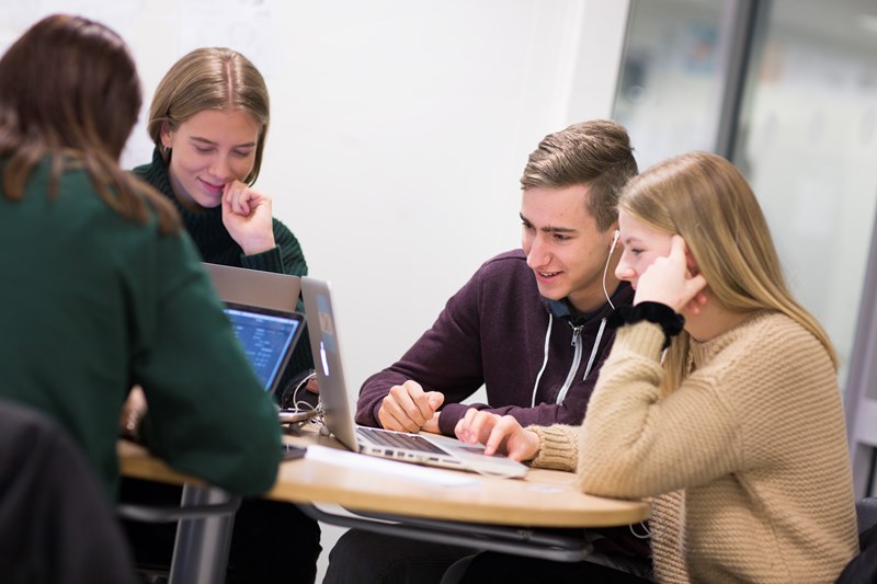 Elever rundt et bord.