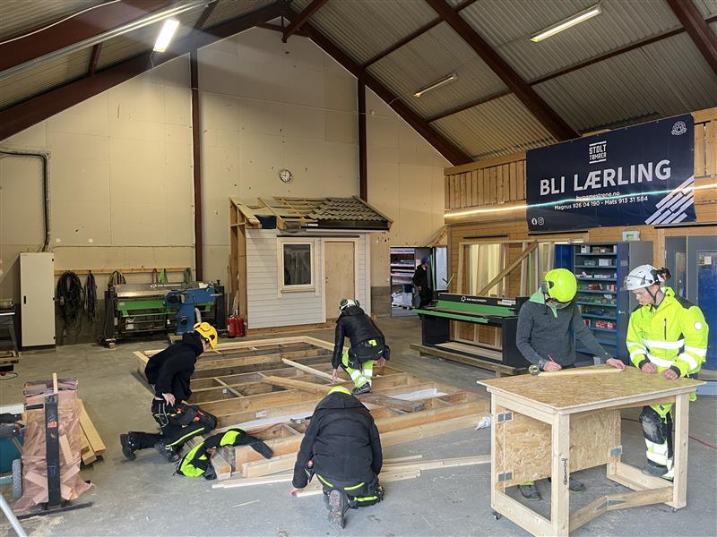 Elever jobber med snekkerarbeid i byggfaghallen