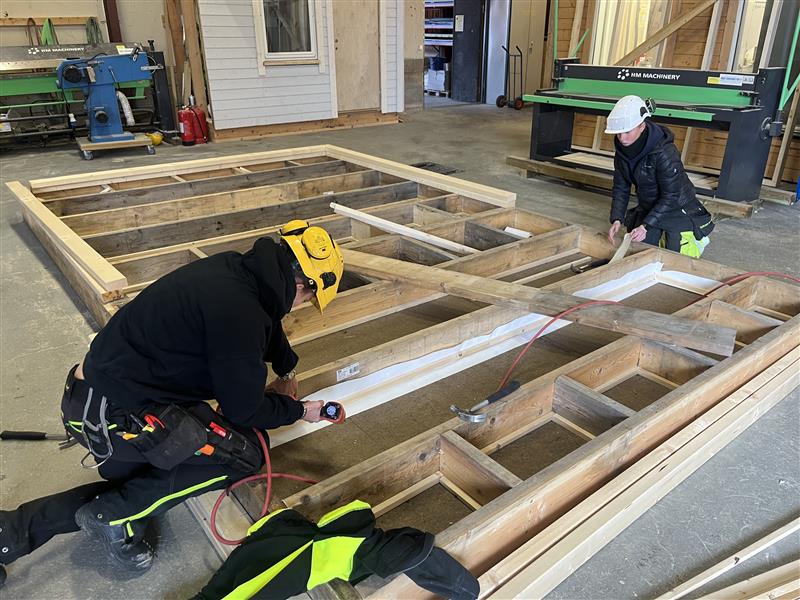 Elever jobber med snekkerarbeid i byggfaghallen