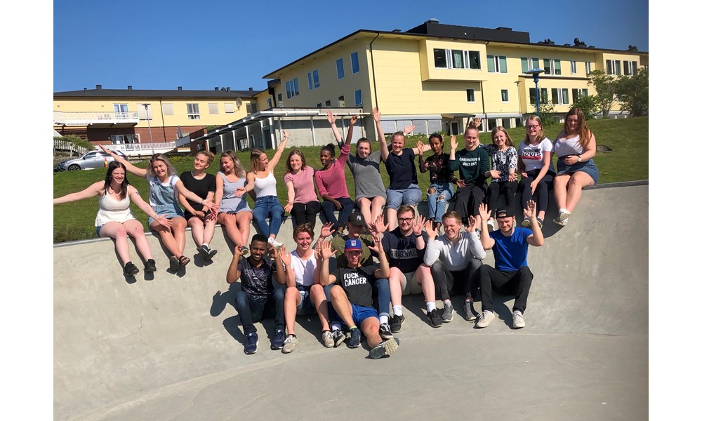 En flott gjeng på påbygg i skateparken like ved skolen. Foto: Evy Grande Brauten.