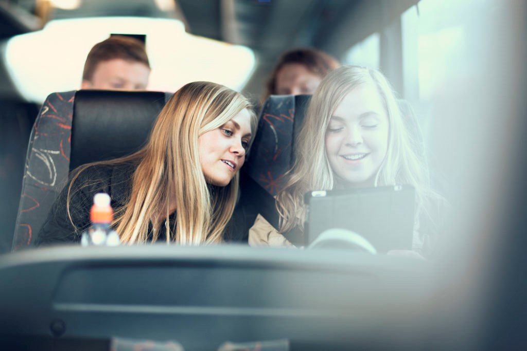 To jenter på bussen. Foto: AtB