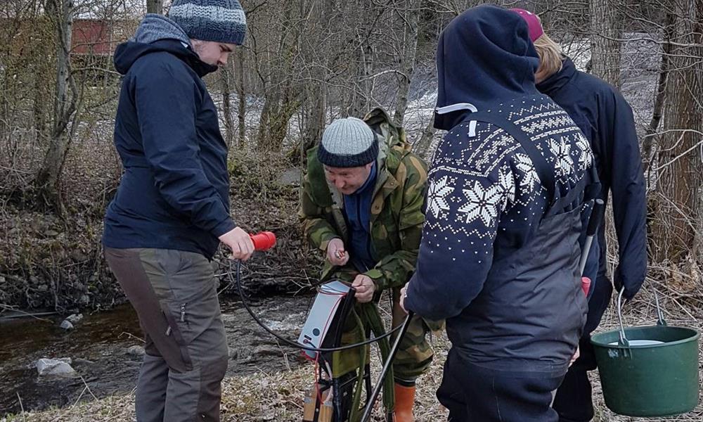 Elfiske i Jørstadelva Elfiske i Jørstadelva med Stig Tronstad. Foto: Raymond Østmark.