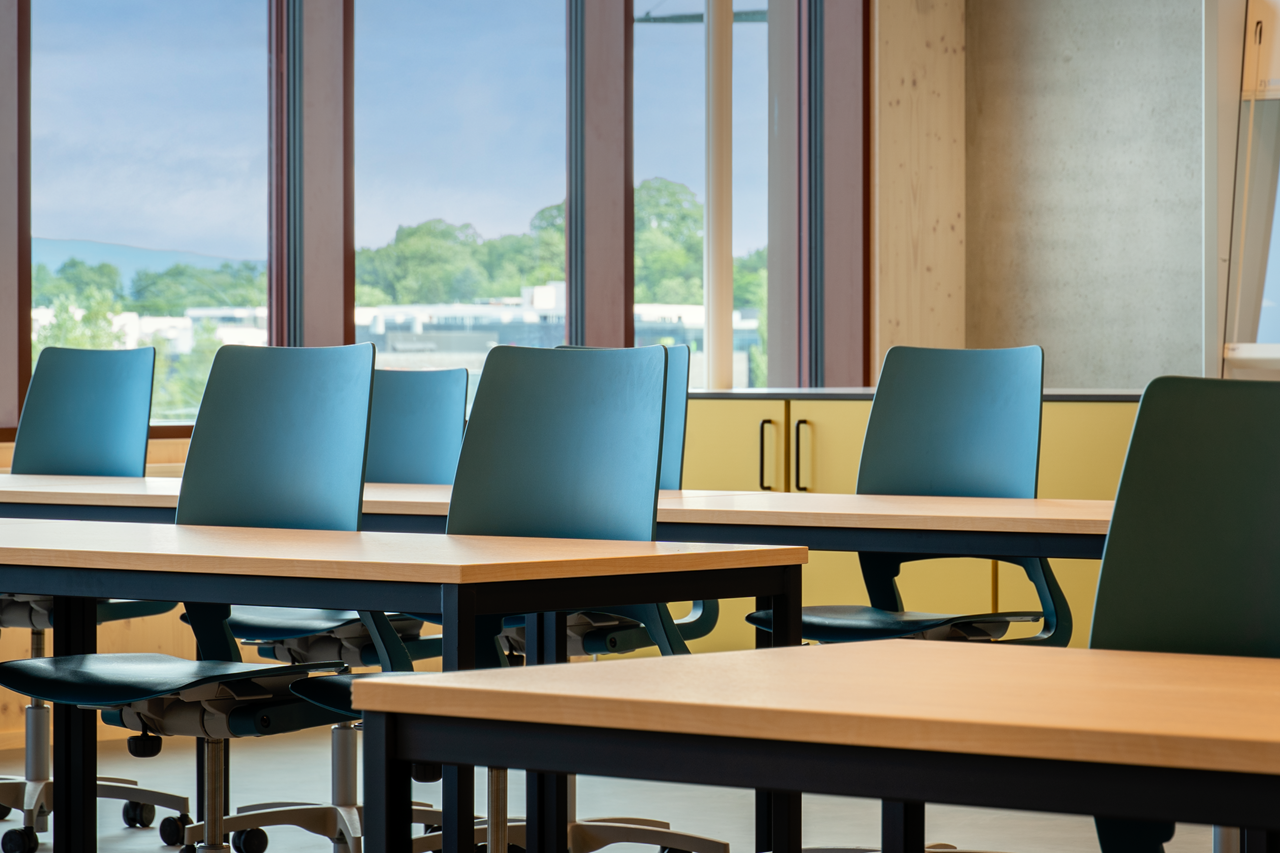 Dette bildet viser interiøret i et moderne klasserom