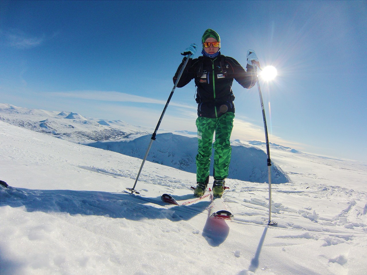 Topptur på ski i strålende vintersol