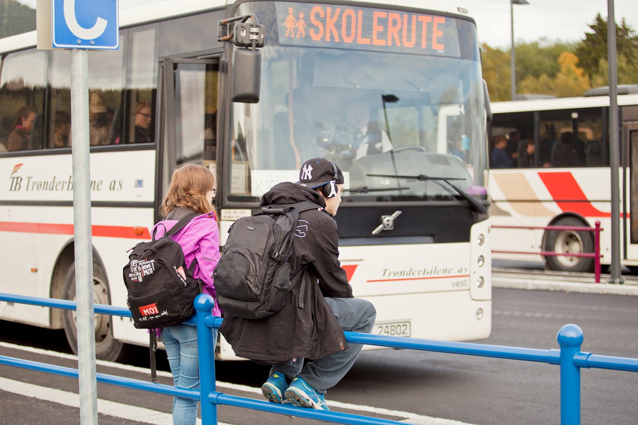 Elever venter på buss. Foto: Inga Frøsteh Rossing