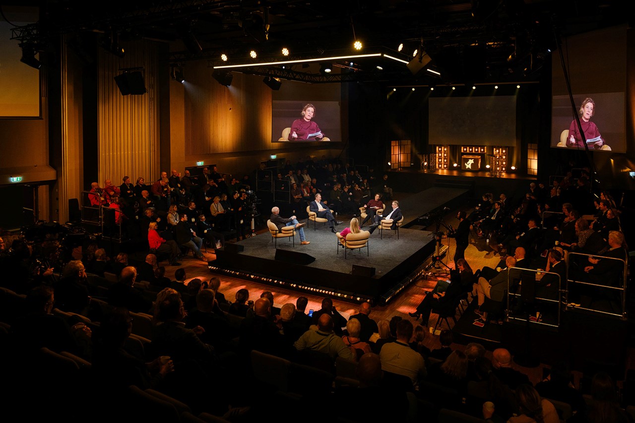 Bilde av publikum og debatt på Trøndelagsmøtet 2026