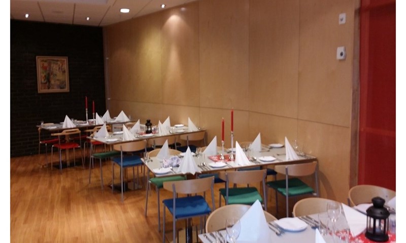 Bildet viser lokalet dekket opp for servering, tilknyttet restaurant- og matfag.