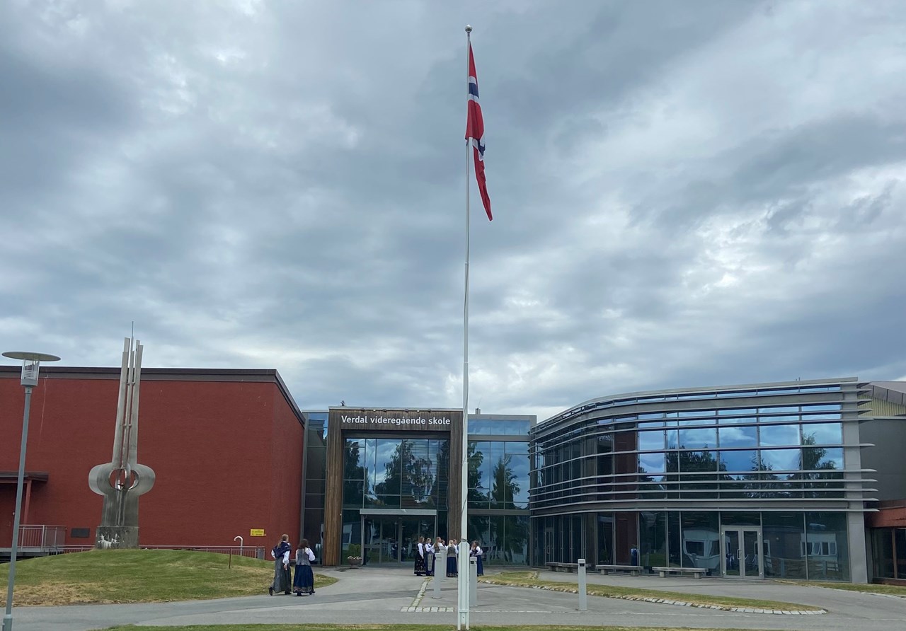 Skolen med flagg2.jpg