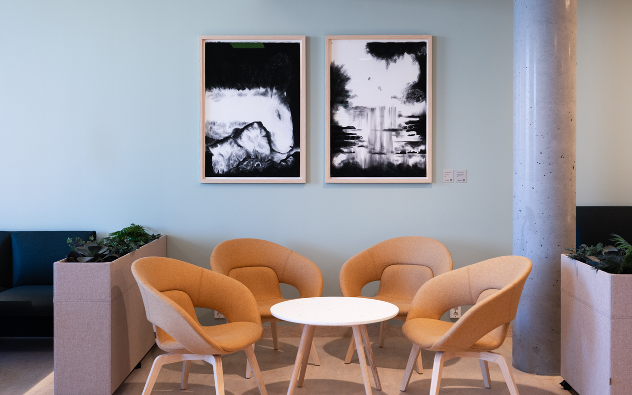 Foto nr 17 med setning under: Anne Helga Henning, S&aring; kakket far med knoken p&aring; barometerglasset og Stille f&oslash;r stormen, 2025 