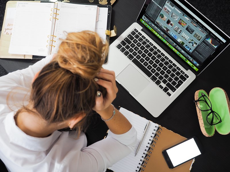 Overblikksbilde av student som studerer med PC og skrivesaker foran seg. Kilde: unsplash.com