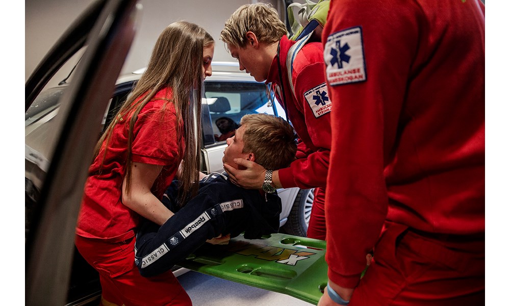14f - Ambulansefag (1).jpg Elever ved ambulansefag øver på bilulykke