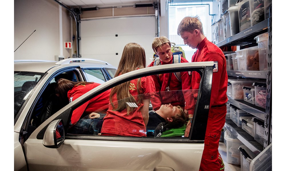 14g - Ambulansefag (1).jpg Elever ved ambulansefag øver på bilulykke