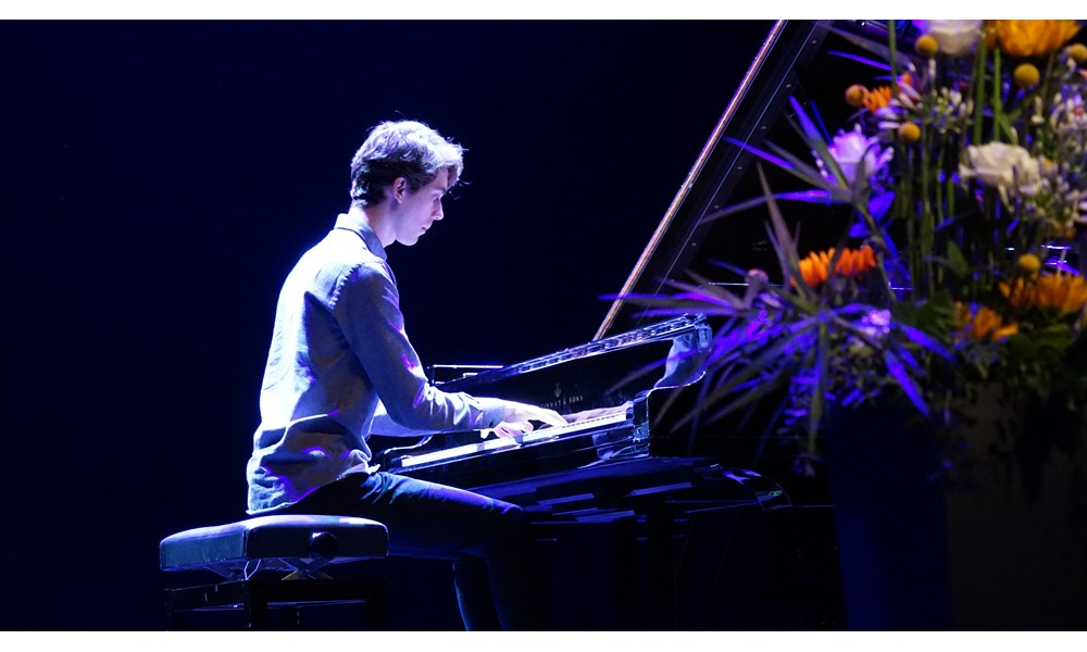 Nikola Oddmund Otterstad spiller piano. Foto: Per Magnus Mathisen