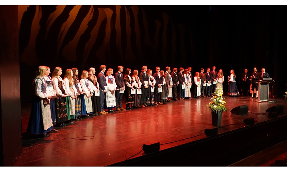 Her mottar en av våre avgangsklasser sine vitnemål.(3STE) Foto: Per Magnus Mathisen