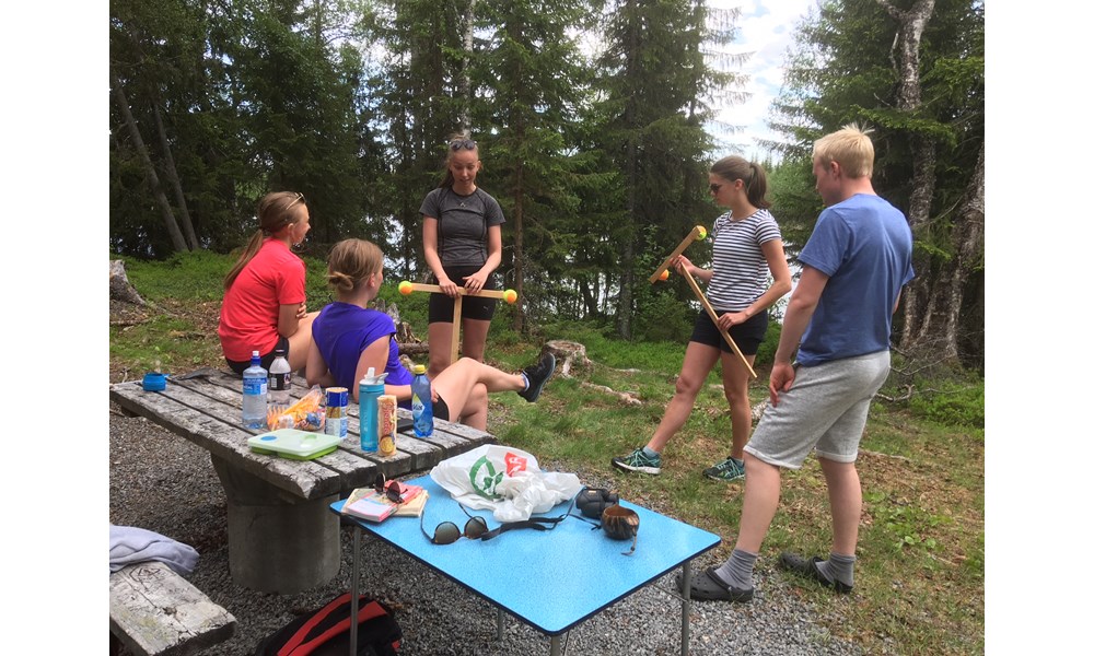 Fysikkelever på Vg2 og Vg3 på GEO-/fysikkekskursjon til Lierne med fysikkforsøk under vegs. Foto: Guri Moa.