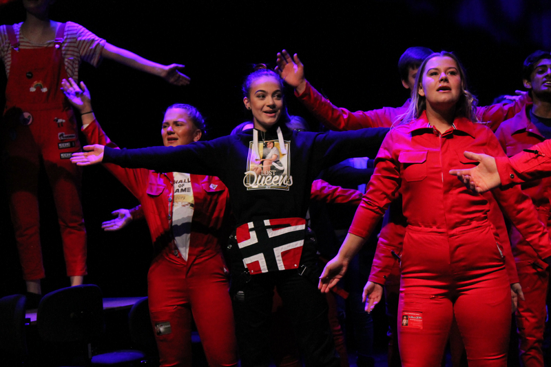 Bilde av russ på scenen. Fra Heimdalrevyen. Foto: trfk.no