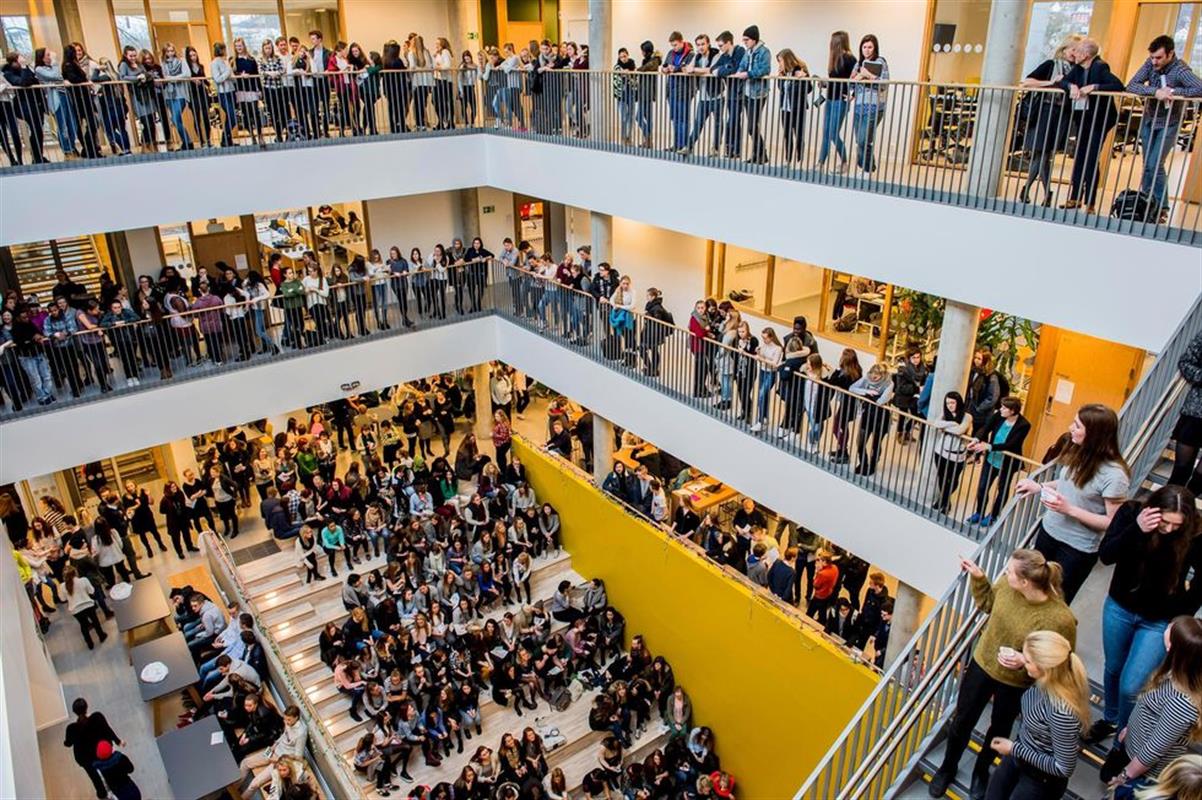Elever i alle etasjer første skoledag.jpg
