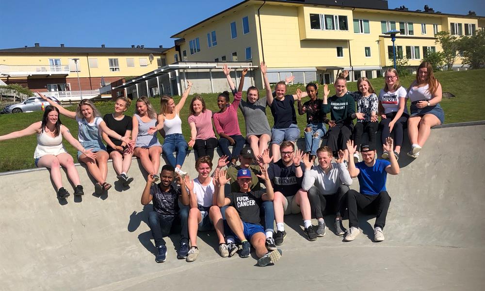 Klassebilde En flott gjeng på påbygg i skateparken like ved skolen. Foto: Evy Grande Brauten.