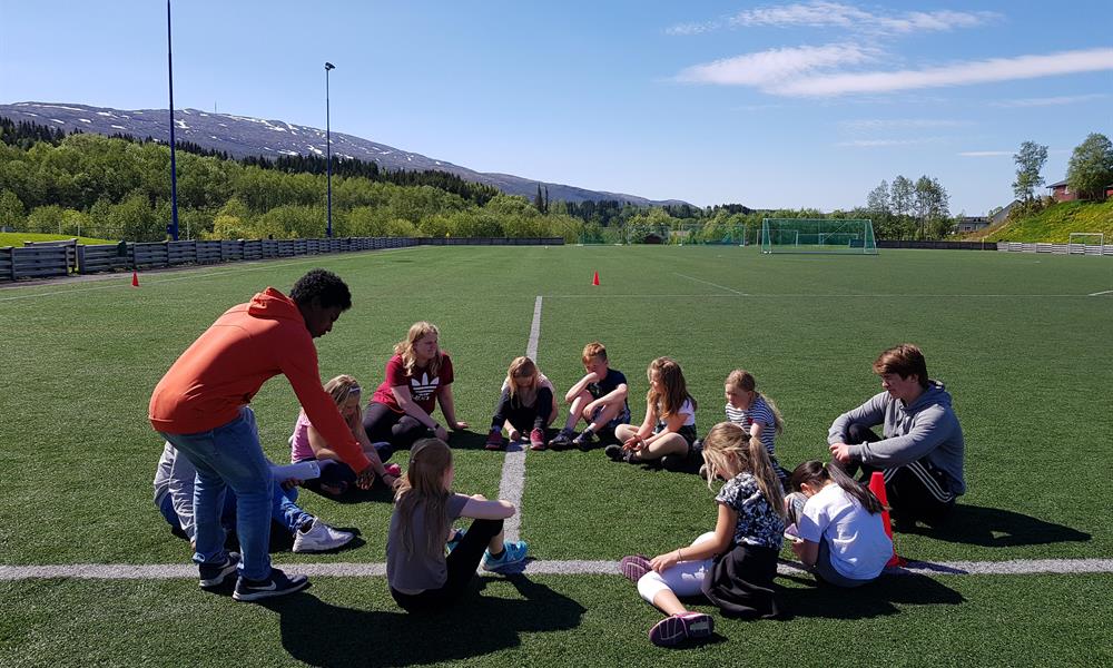 Aktiviteter med SFO Barne- og ungdomsarbeiderfaget i aksjon sammen med SFO fra Grong barne- og ungdomsskole. Foto: Ingunn Sagmo.