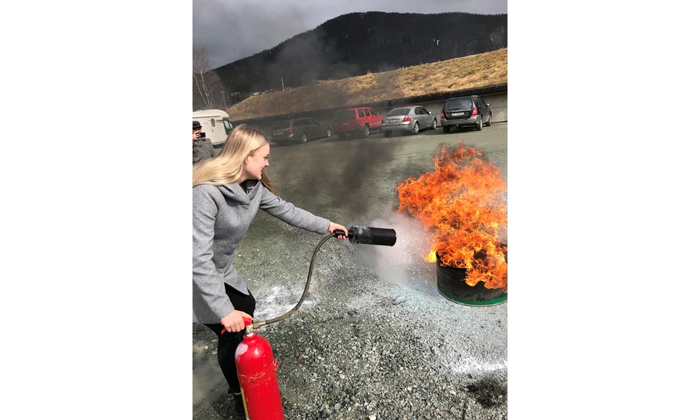 Brannslukking med co2-apparat. Foto: Helen Kjøglum.