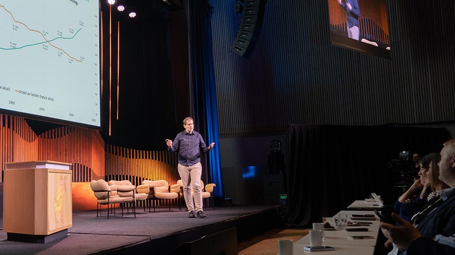 Bilde av en som snakker fra podiet