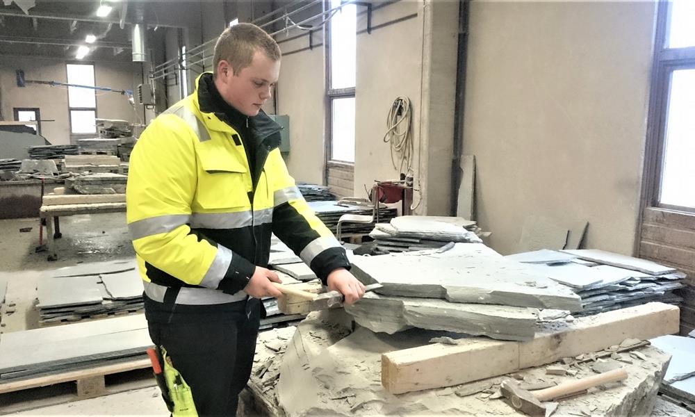 Li-skifer Klyving av skiferstein med håndverktøy på ekskursjon til Li-skifer. Foto: Jonas Sagmo Lund.