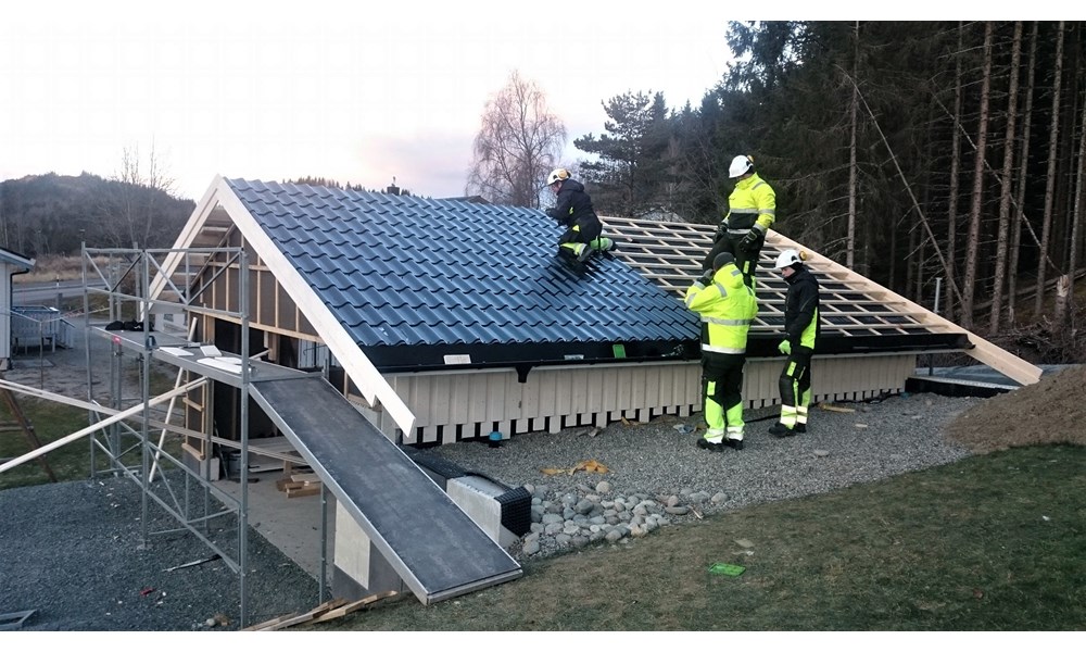 Garasjetaket kommer på plass. Foto: Jonas Sagmo Lund.