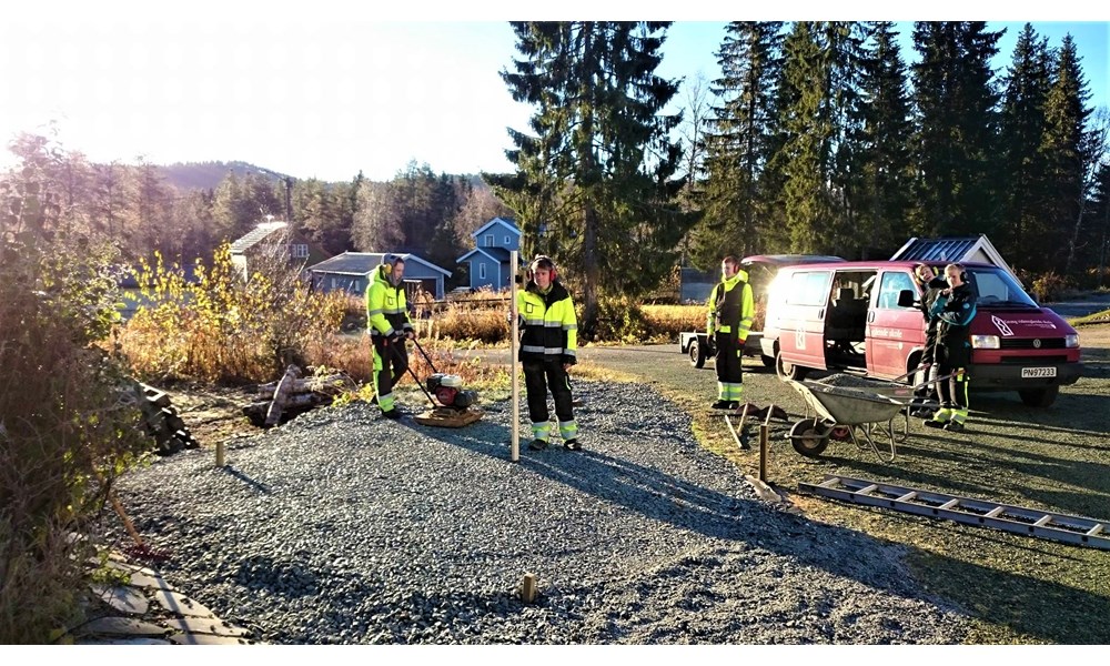 Planering og komprimering av tomt til redskapsbod. Foto: Jonas Sagmo Lund.