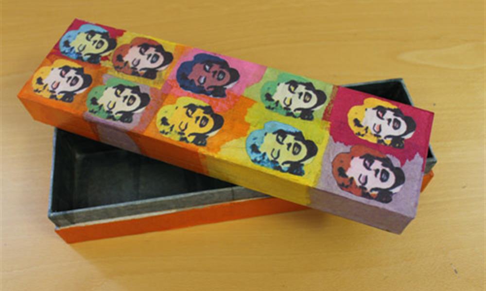 Elevarbeid boks Elevarbeid, penal i papp, utført i pop-art stil.