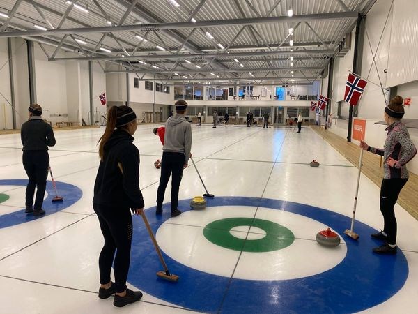 Breddeidrett prøver curling. Foto: Ole Vig vgs