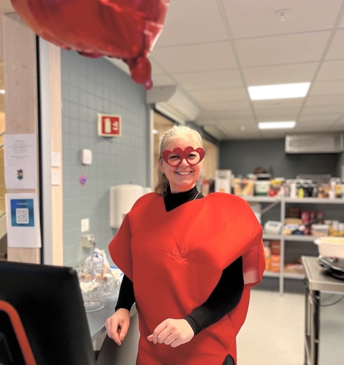 Bilde av Wenke i kantina i full utkledning.