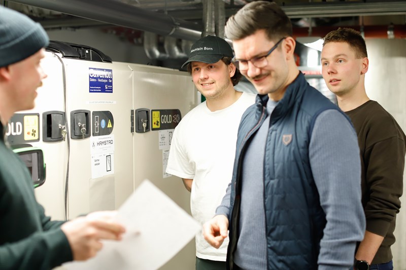 Blide studenter i kontrollrommet.jpg