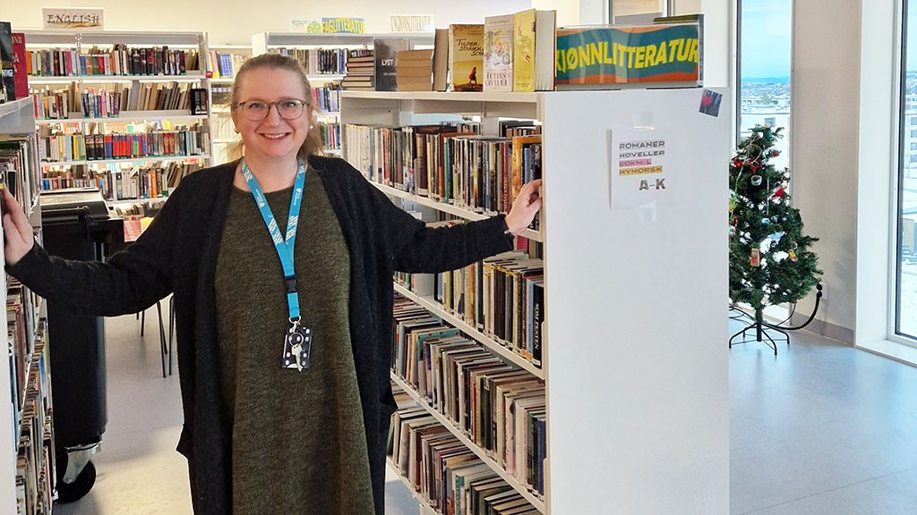 Bibliotekar Siri Marie Nilsen i bibliotekrommet på Heimdal vgs