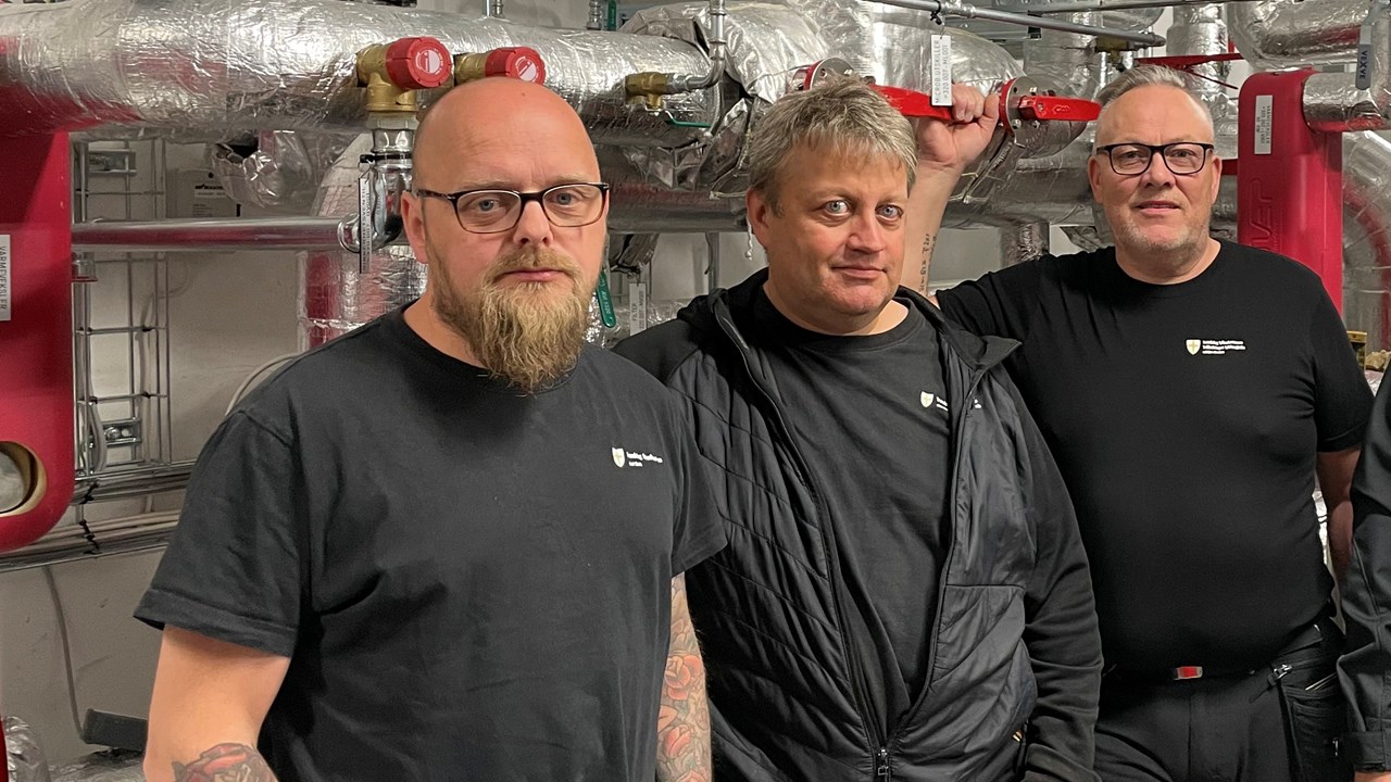 Bilde fra varmesentralen på Heimdal vgs, inkl de ansatte på driftsavdelingen, Stig, Frank og Terje.