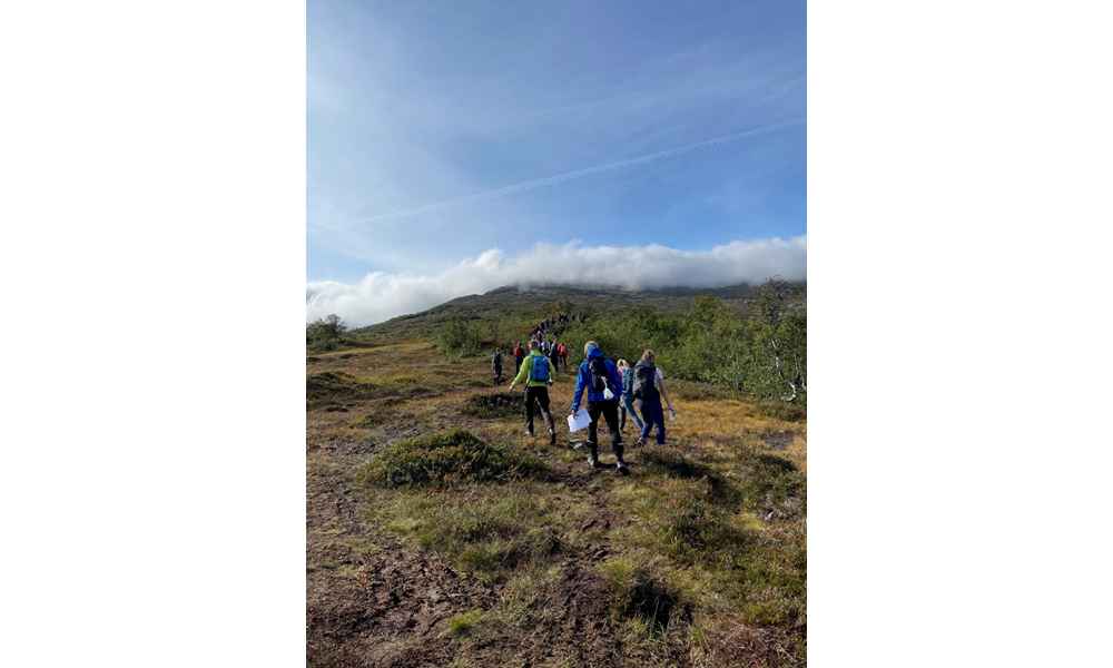 Elever vandrende på fjellet