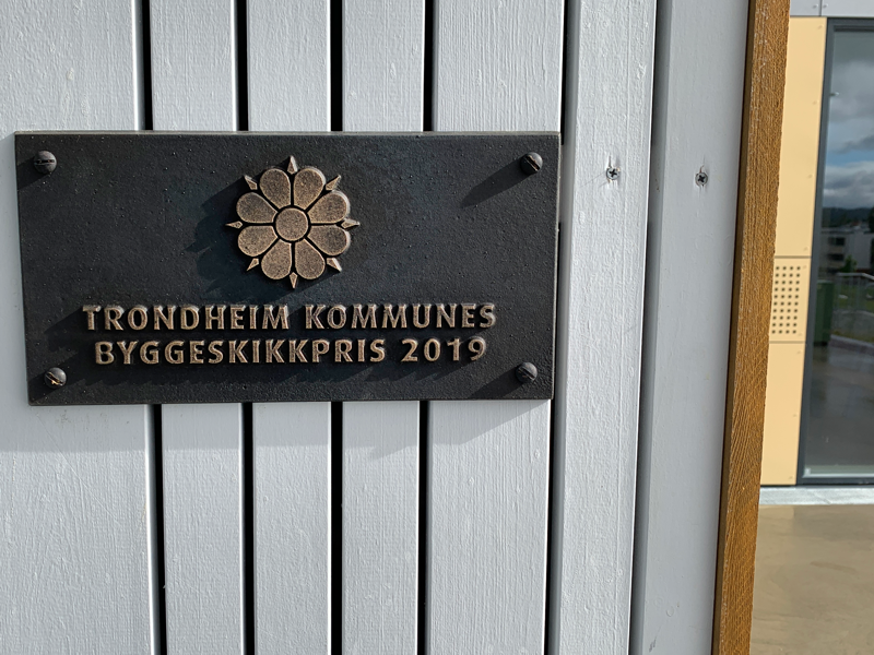 Plakkett med Trondheim kommunes Byggeskikkspris 2019. Foto: Einar Baggerud