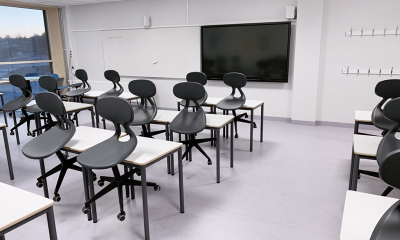Tomt klasserom på Heimdal vgs med sorte stoler
