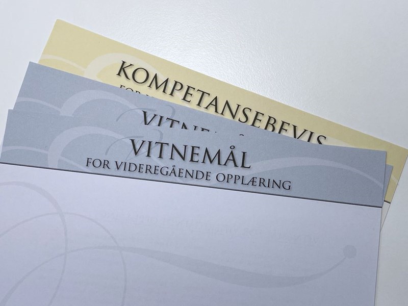 Bilde av Vitnemål og Kompetansebevis liggende i en haug