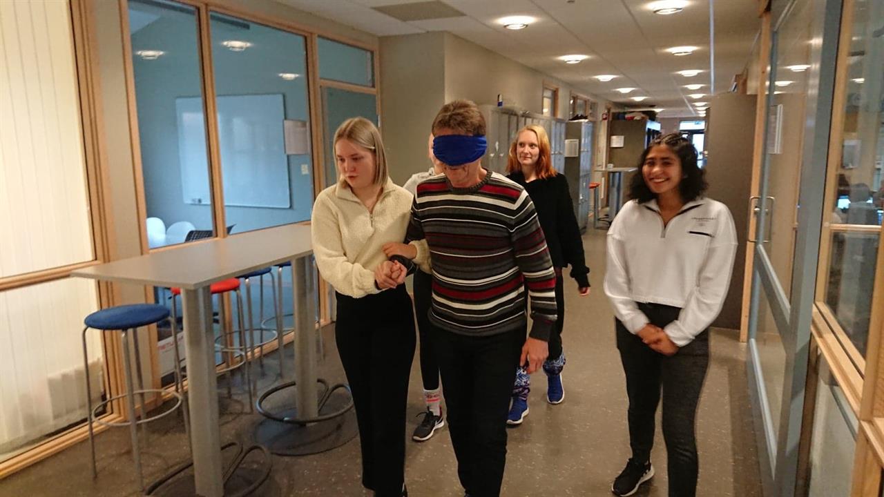 Kidnapping? Nei, men det er rektor som sporty stiller opp som både "blind" og "bevegelseshemmet"
