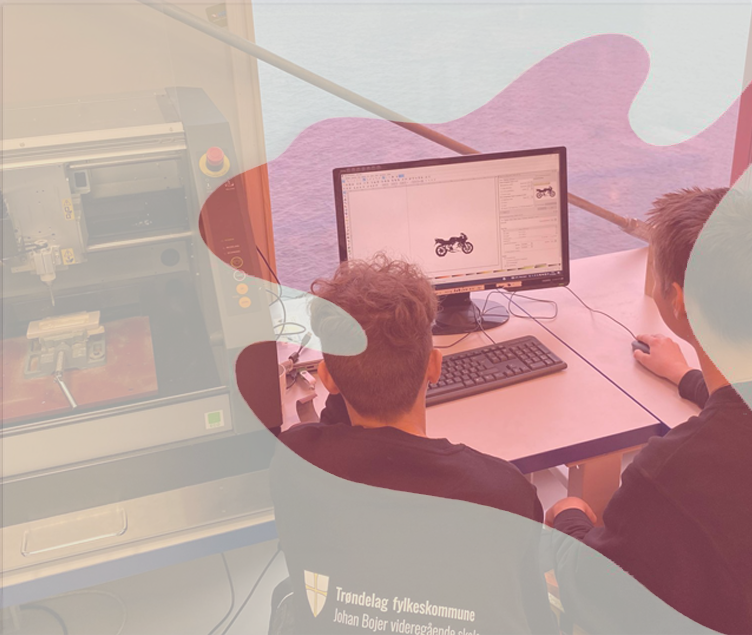 Elever programmerer CNC frese