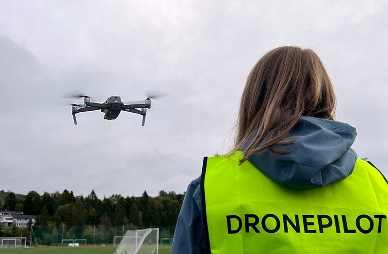 Droneoperatør fjernstyrer drone