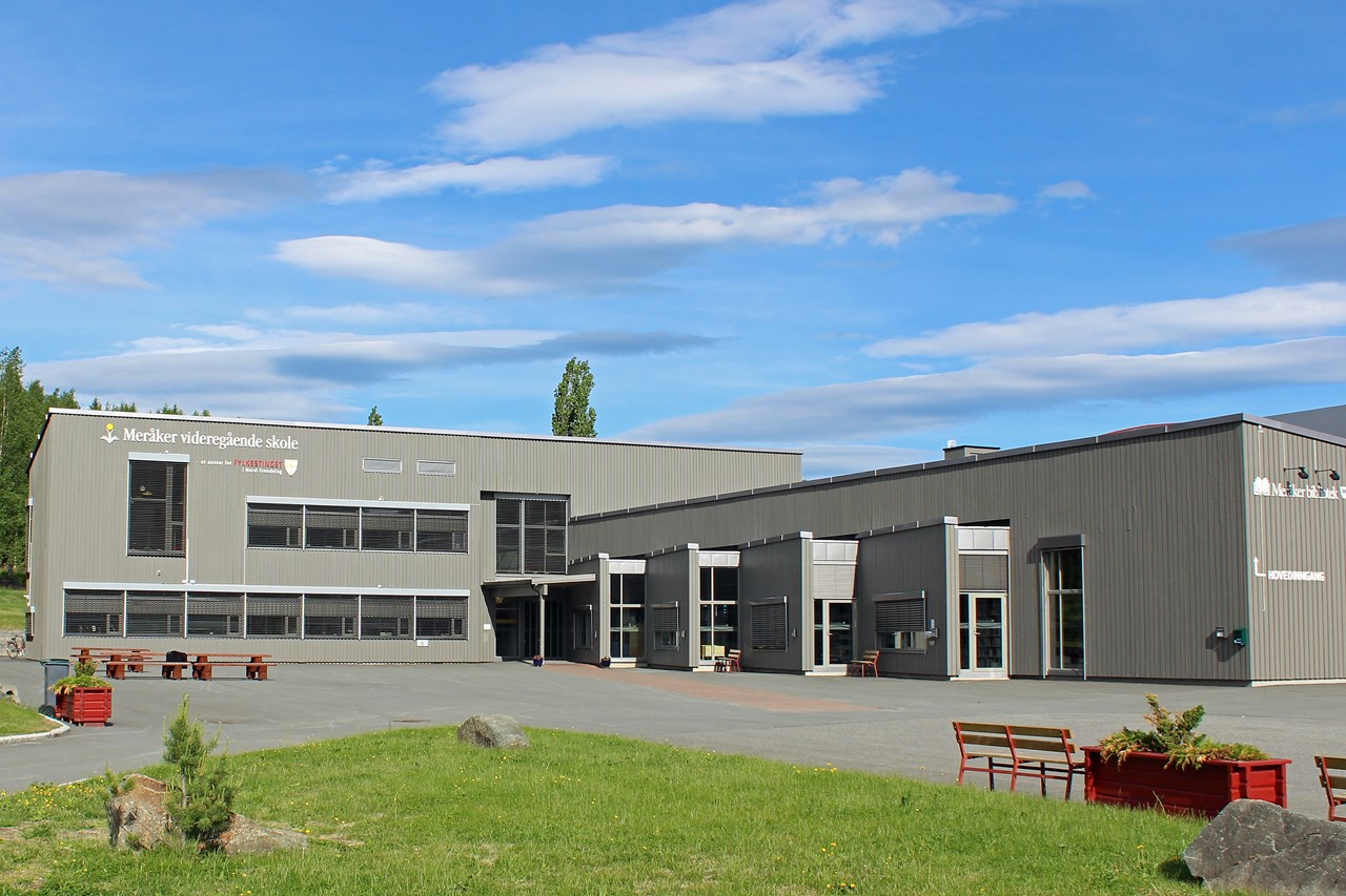 Bilde av inngangspartiet til Meråker videregående skole, og Meråker bibliotek.