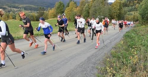 En stor gruppe idrettsutøvere som er ute på løpetur