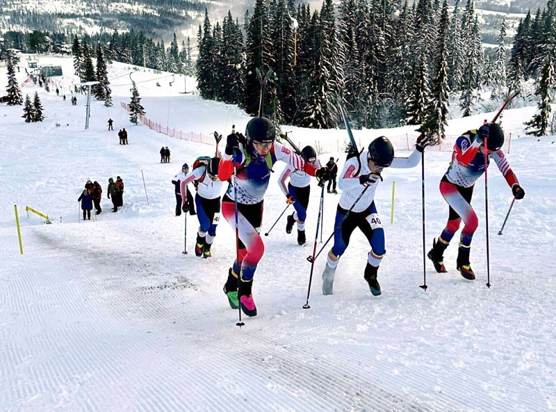 Randonnee konkurranse. Utøverne har nettopp startet klatringen oppover.