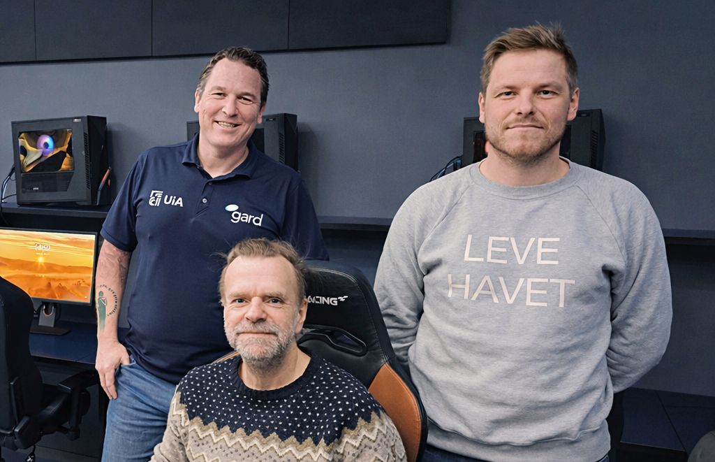 Til venstre: Rune Andersen, Studieprogramleder akademisk e-sport og assisterende instituttleder IKT ved UIA,  Til høyre, e-sport lærer Tommy Monsen. Fremst, Wiggo Sunde, avdelingsleder Tiller.