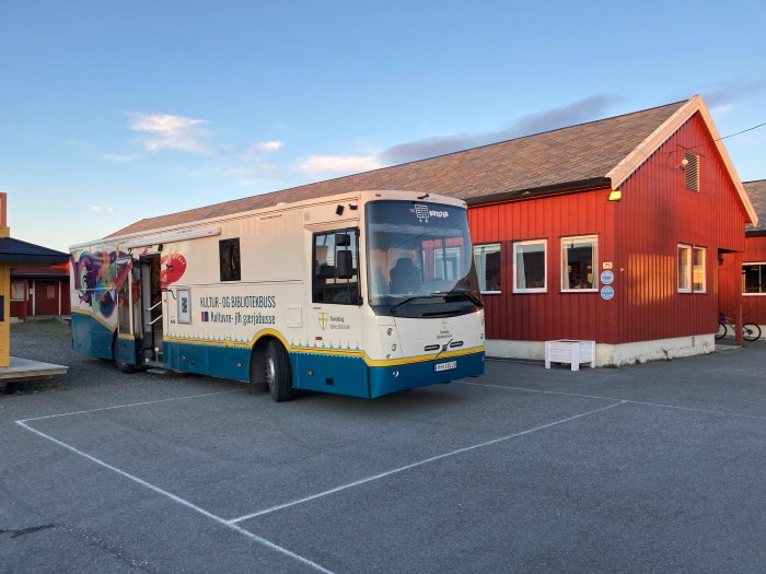 Kultur- og bibliotekbussen ved Mausund oppvekstsenter