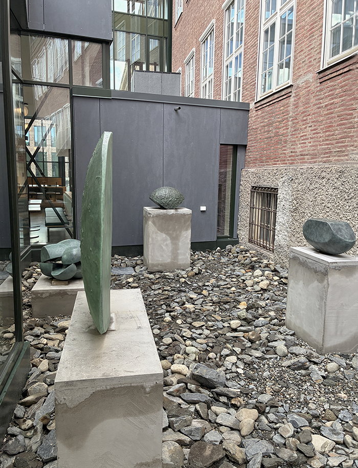 Kunst i atriet.png