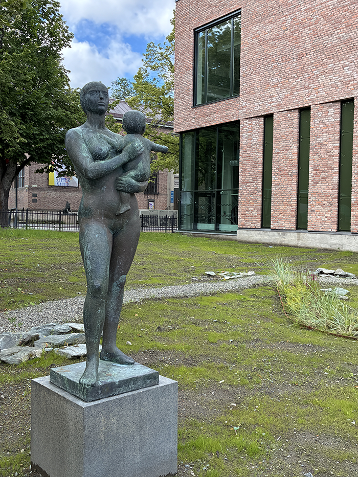 Kvinne med barn mot Bispegata.png